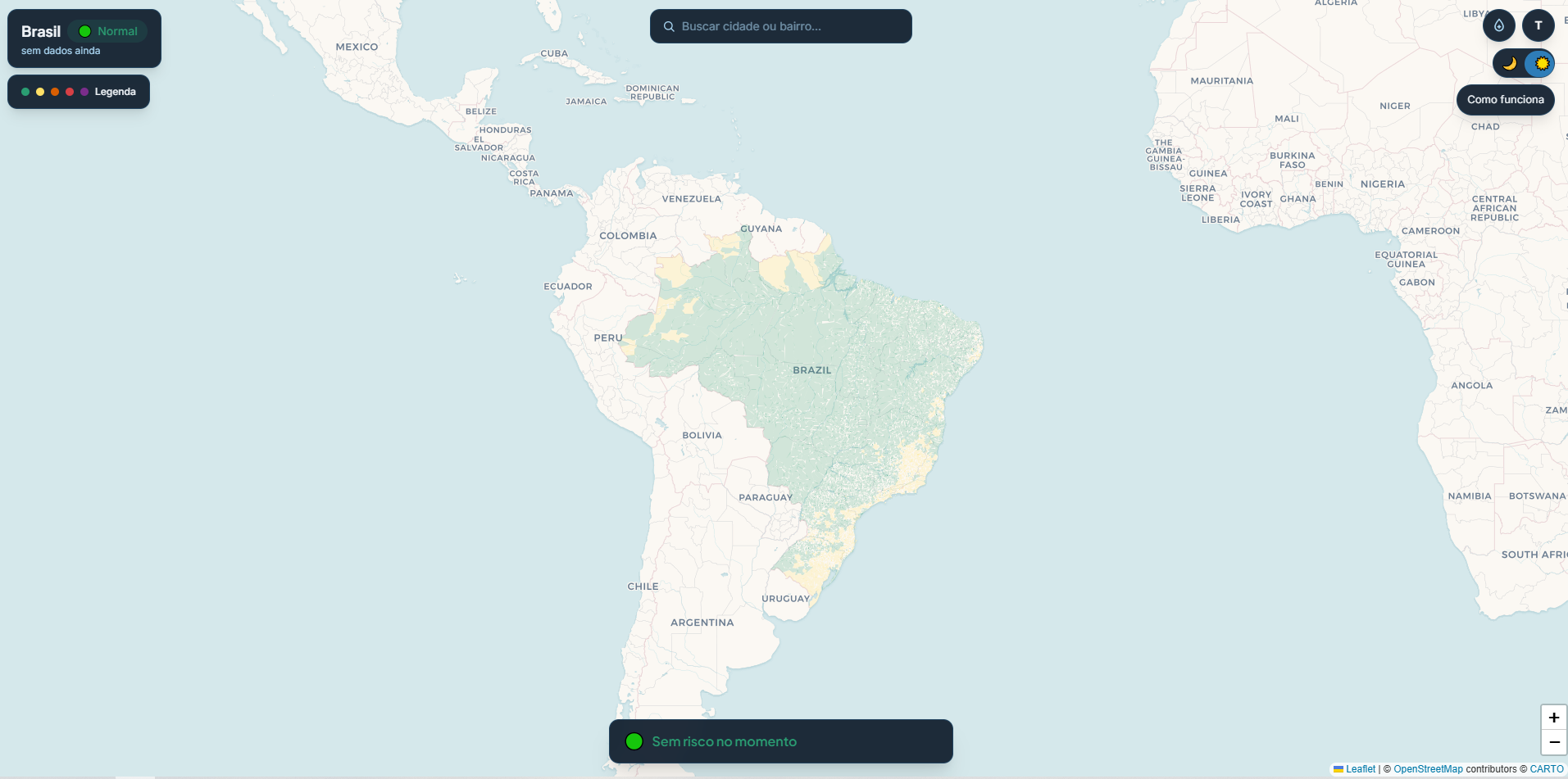 Mapa do Chuvarada mostrando o Brasil inteiro, com campo de busca por cidade ou bairro, legenda, alternadores de camada e de tema claro/escuro e um indicador de status nacional.